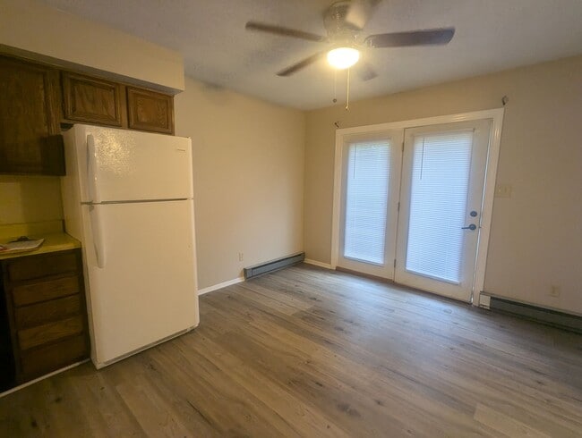 Building Photo - 2 Bedroom/1.5 Bathroom Townhouse in South ...