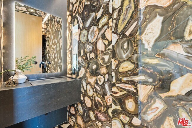 Building Photo - 2501 Banyan Dr