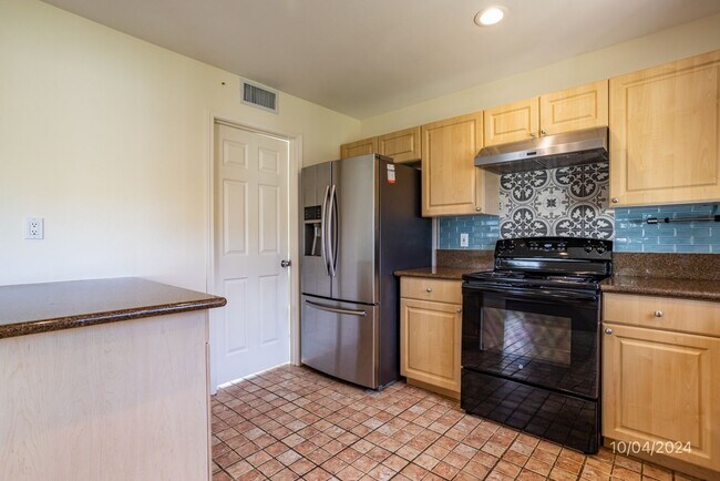Building Photo - SF 3BR/2.5BA/2car garage in Ocean Pointe w...