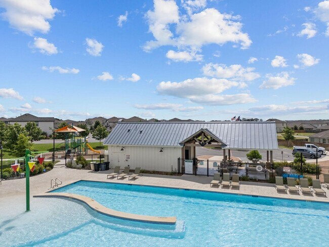 Building Photo - Beautiful 3 Bedroom Home in Winding Brook with Community Pool & Playground!  Conveniently located...