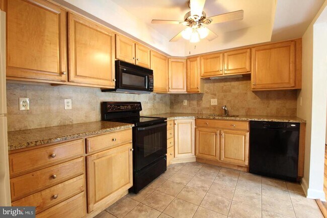 Building Photo - 3123 Sayre Dr