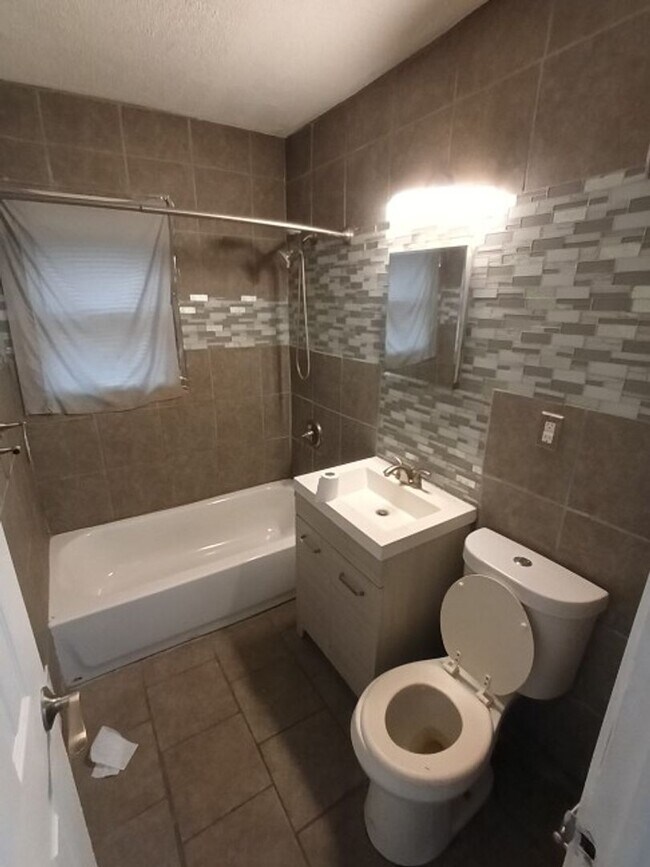 Building Photo - 3 bed/1 bath bungalow - Now Available!