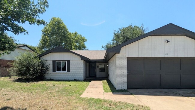 Building Photo - Charming OKC Home | 3 Bedrooms, 2-Car Garage & Spacious Fenced Backyard!