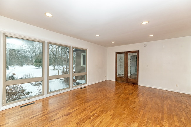 Building Photo - 4682 Huron Hill Dr