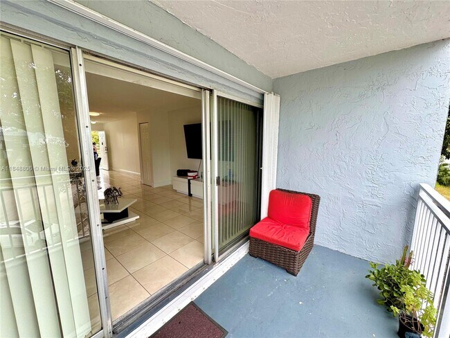 Building Photo - 9357 Fontainebleau Blvd