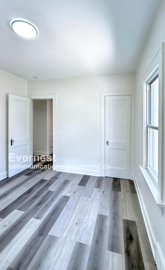 Building Photo - 792 E 232nd St