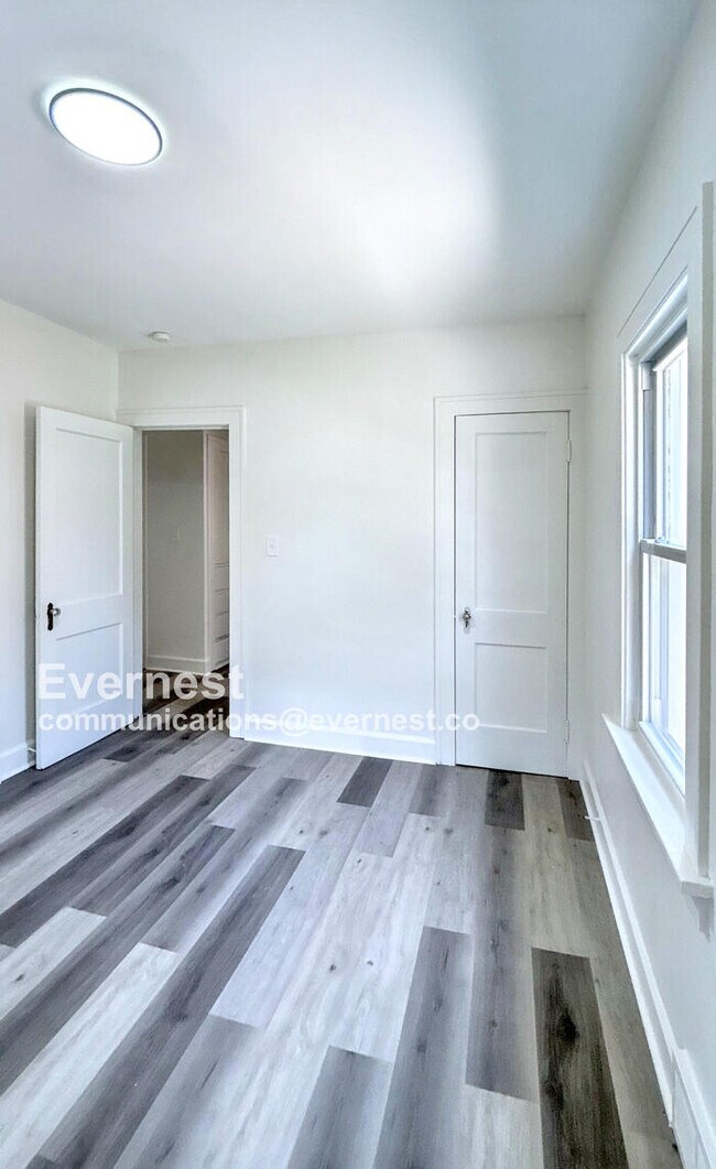 Building Photo - Spacious 4-Bedroom Home with Great Space /...