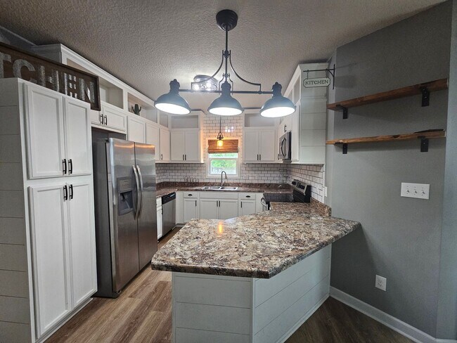 Building Photo - Spacious & Renovated 3 Bed Townhome w/ Garage