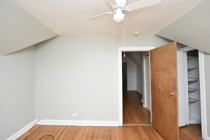 Building Photo - 3055 N Racine Ave