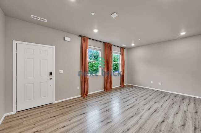 Building Photo - 3 Bed, 2.5 Bath Beautiful Townhouse Available for Rent!