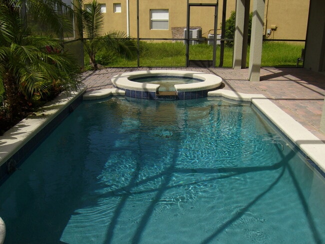 Building Photo - 4 Bedroom/2.5 Bath next to Lake in Winderm...