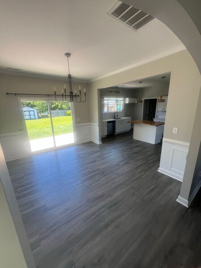Building Photo - 303 Breezeway Dr