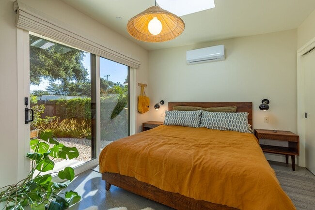 Building Photo - Downtown bungalow
