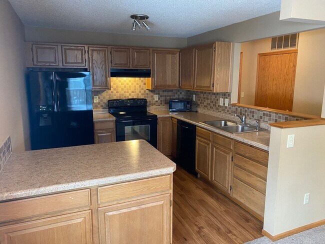 Building Photo - Top Floor Condo Available March 1, Open Floor Plan, Balcony, Fireplace, Walk-in Closet, 2 Baths, ...