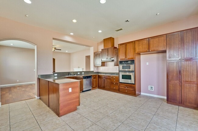 Building Photo - Spacious 3 Bedroom, 2 Bathroom Home with D...