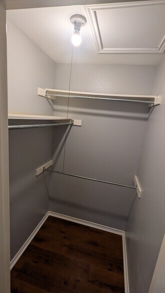 Building Photo - 711 Hillcrest Ct