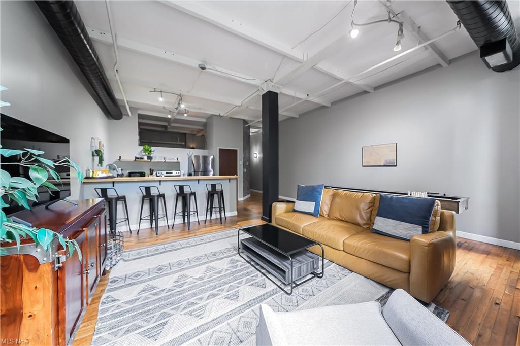 Building Photo - 1133 W 9th St