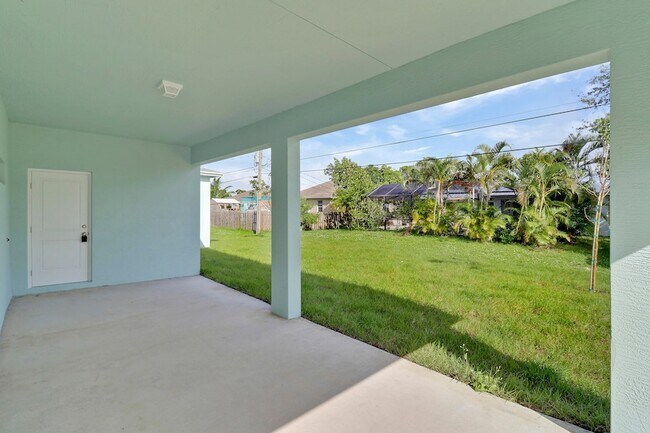 Building Photo - 2361 SW Chateau Terrace