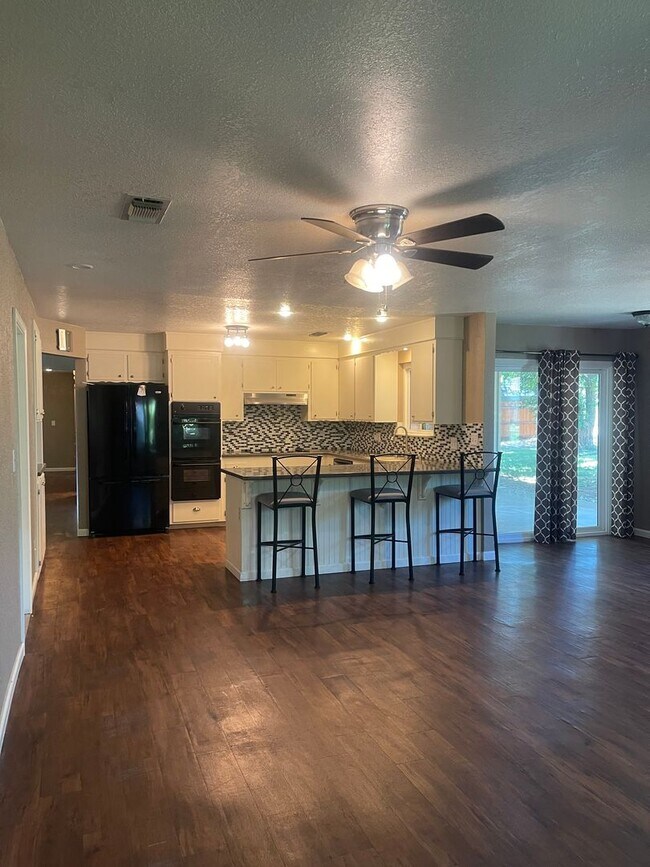 Building Photo - LARGE 4 BEDROOM 2 BATHROOM HOME IN THE PEPPERTREE SUBDIVISION