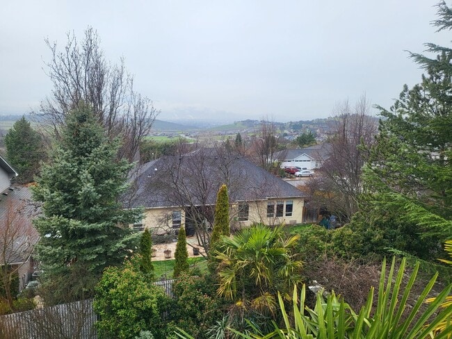 Building Photo - 5 bed 3 bath