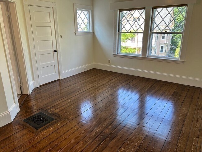 Building Photo - 16 Fletcher St