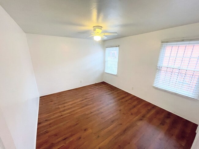 Building Photo - 3bd/1ba home in Rosewood. Huge backyard an...