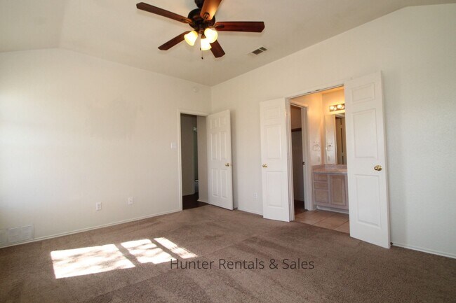 Building Photo - Amazing Fox Creek Home!