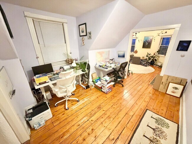 Building Photo - 2 Bedroom Apartment + Bonus Room Downtown Burlington Available between 5/5/26-5/15/26.