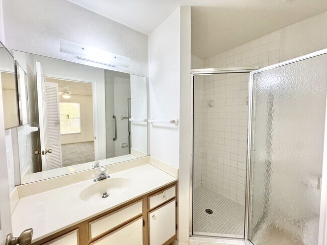 Building Photo - ** NEWCASTLE ** BERKSHIRE LAKES ** 3 BED /...