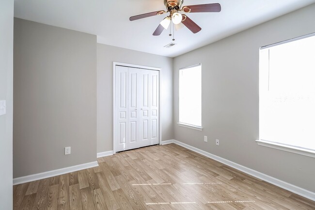 Building Photo - Two Bedroom 2.5 Bathroom Townhouse Available!