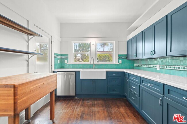 Building Photo - 1438 W 45th St
