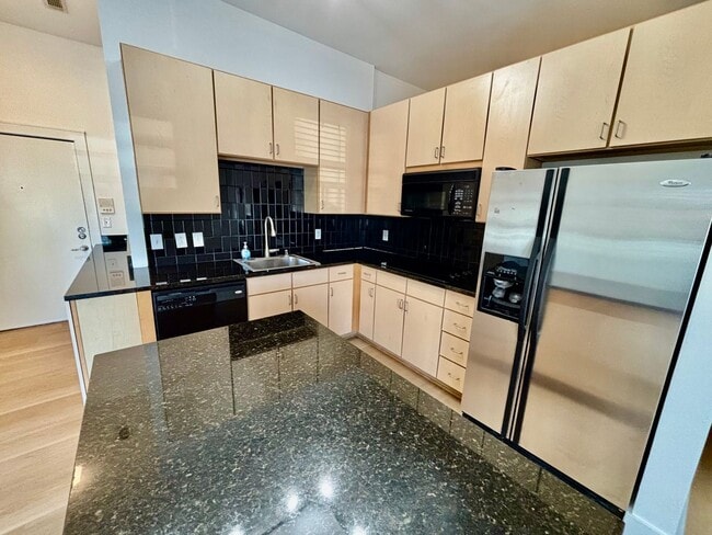Building Photo - 1 Bedroom Condo Downtown!