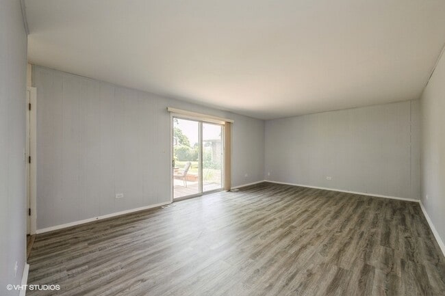 Building Photo - 2102 E Robinhood Ln