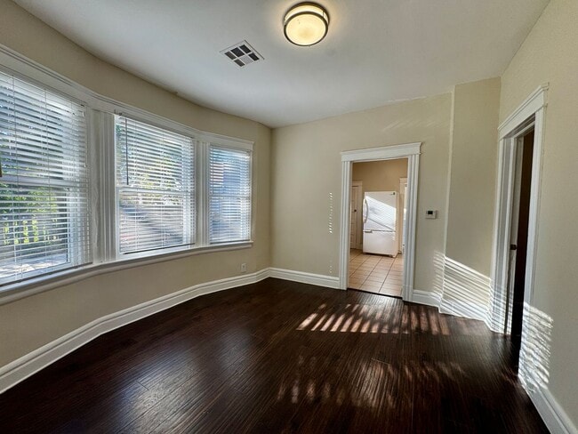 Building Photo - OAKVILLA