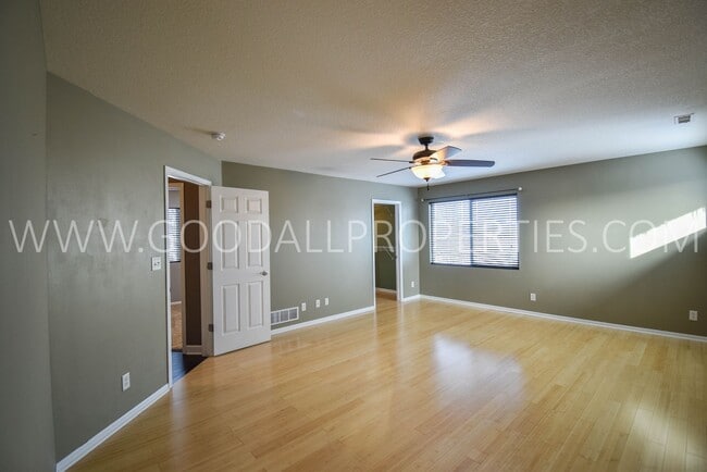 Building Photo - 4 Bedroom 3 Bath Home 3 Car Garage with large fenced in yard in Waukee
