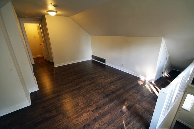 Building Photo - SPACIOUS, UPDATED 7 BEDROOM, 3 BATH, 2 KITCHENS, YARD & DEN BY UW!