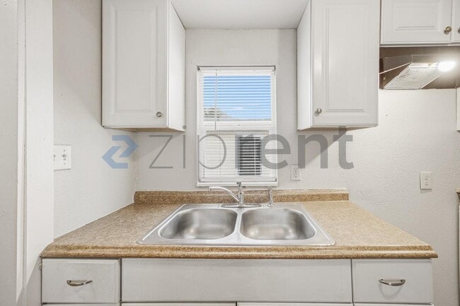 Building Photo - 521 S Polaris