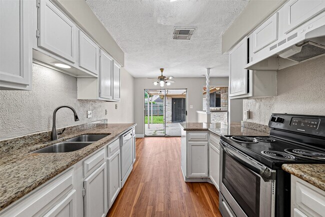 Building Photo - 13847 Cherry Hollow Ln