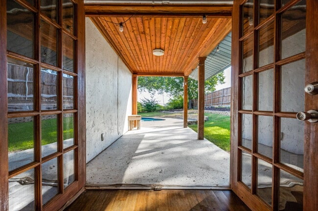 Building Photo - Garland Split Level