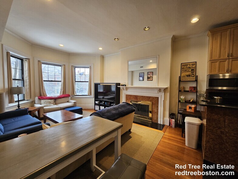 Building Photo - 1689 Beacon St