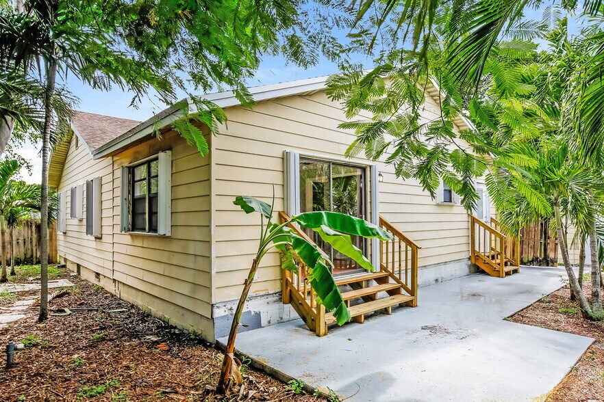 Building Photo - 926 13th Ave N