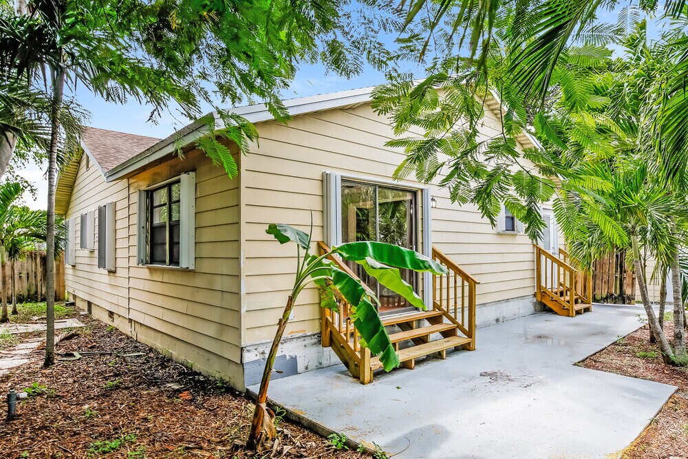 Building Photo - 926 13th Ave N