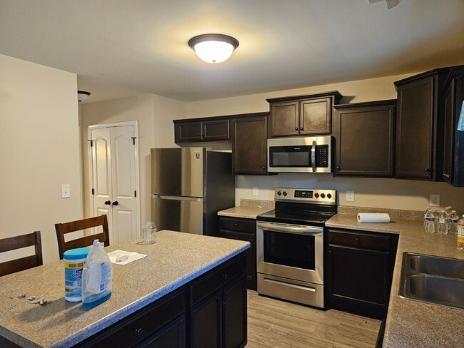 Building Photo - Charming 3-bedroom, 2-bathroom unfurnished...