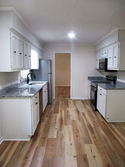 Building Photo - 2 Castlewood Dr SW