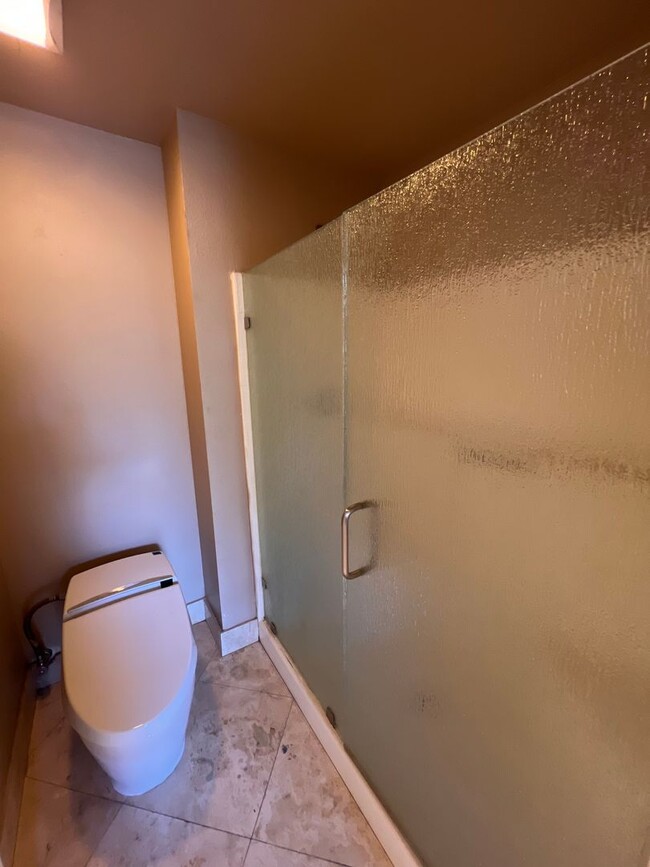 Building Photo - Fully furnished (Short Term Available) / G...