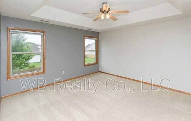 Building Photo - 645 SE Carefree Ln