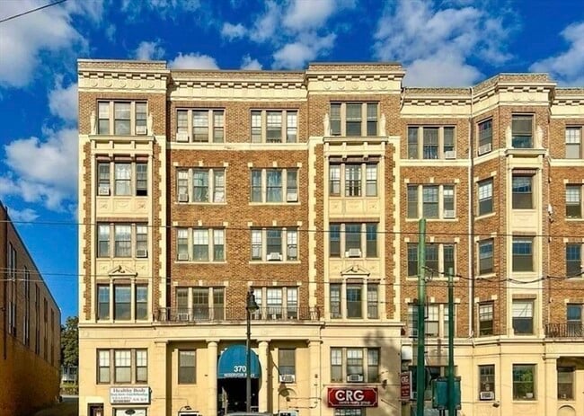 Building Photo - 370 Chestnut Hill Ave