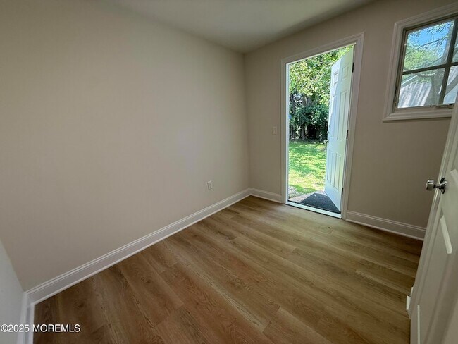 Building Photo - 977 Woodgate Ave