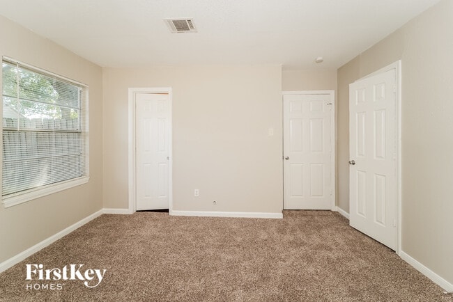 Building Photo - 710 Canary Cir