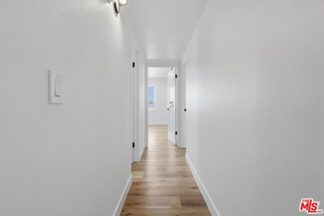 Building Photo - 435 N Oakhurst Dr